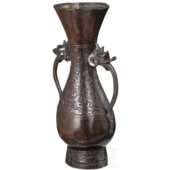 Bronzene Altarvase mit Drachenhenkeln, China, Ming-Dynastie, 15. Jhdt.