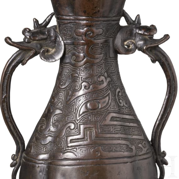 Bronzene Altarvase mit Drachenhenkeln, China, Ming-Dynastie, 15. Jhdt.
