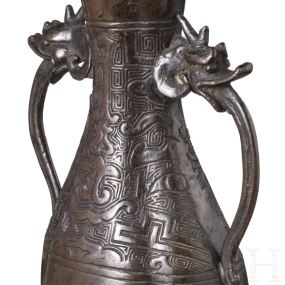 Bronzene Altarvase mit Drachenhenkeln, China, Ming-Dynastie, 15. Jhdt.