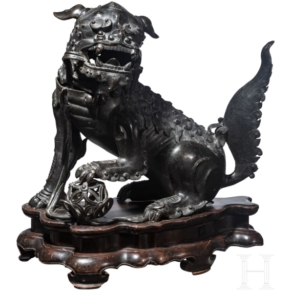 Massiver bronzener Weihrauchbrenner in Form eines W&auml;chterl&ouml;wen, China, Qing-Dynastie, 18. Jhdt.