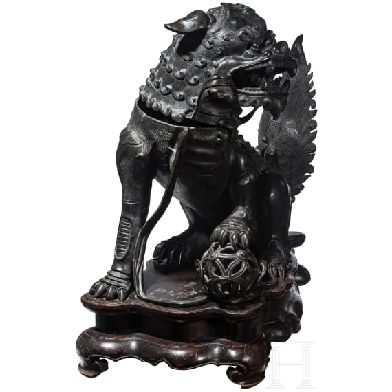 Massiver bronzener Weihrauchbrenner in Form eines W&auml;chterl&ouml;wen, China, Qing-Dynastie, 18. Jhdt.