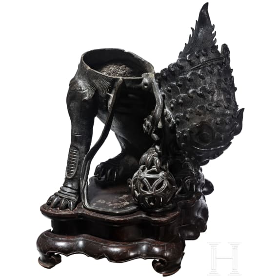 Massiver bronzener Weihrauchbrenner in Form eines W&auml;chterl&ouml;wen, China, Qing-Dynastie, 18. Jhdt.