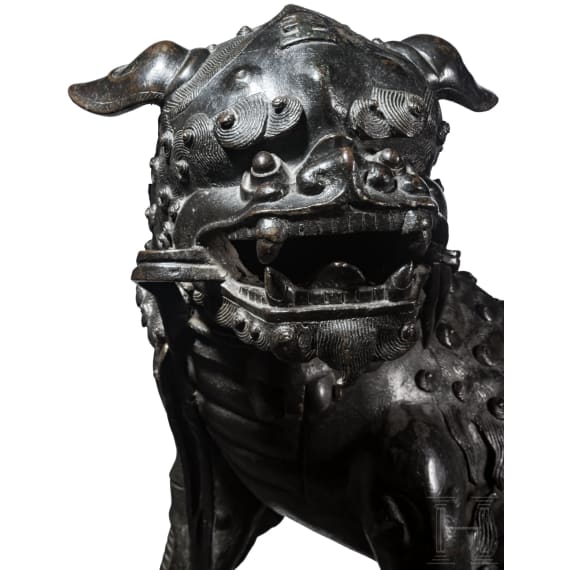 Massiver bronzener Weihrauchbrenner in Form eines W&auml;chterl&ouml;wen, China, Qing-Dynastie, 18. Jhdt.