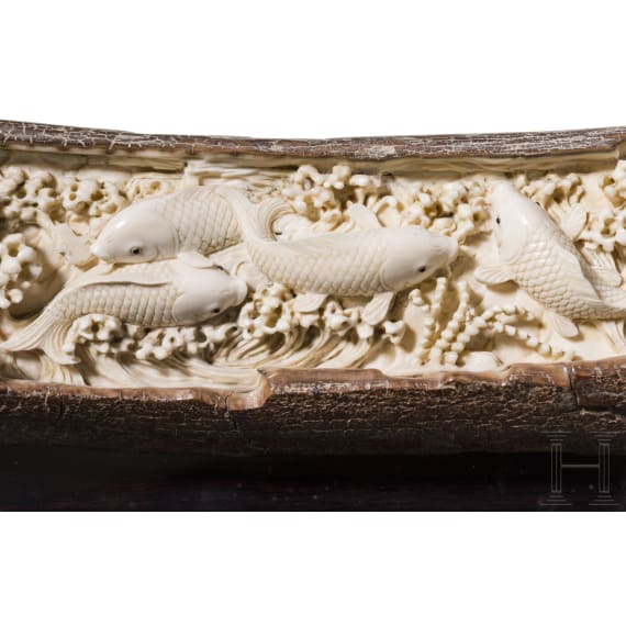 Geschnitzter Mammut-Sto&szlig;zahn mit Fischen, China, 20. Jhdt.