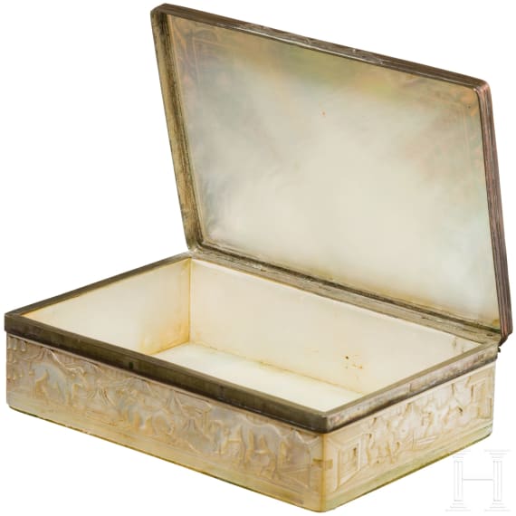 Fein geschnitzte Perlmutt-Tabatiere, chinesische Exportarbeit, um 1800