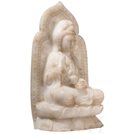 Massive Alabasterfigur der Guanyin, China, um 1900