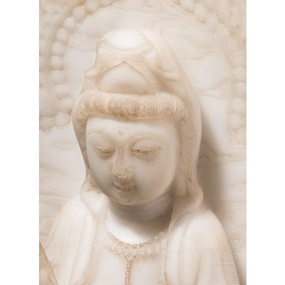 Massive Alabasterfigur der Guanyin, China, um 1900