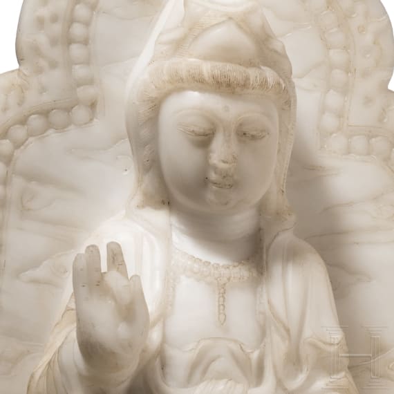 Massive Alabasterfigur der Guanyin, China, um 1900