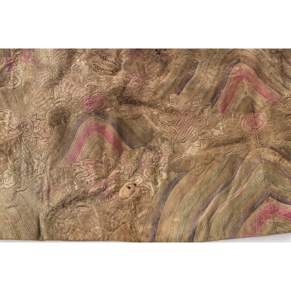 Aufwendig bestickte Damenrobe aus der kaiserlichen Familie, China, Ming-Dynastie oder sp&auml;ter