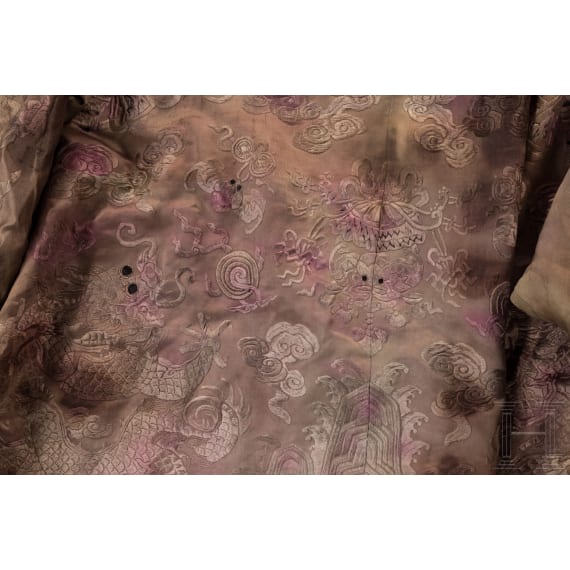 Aufwendig bestickte Damenrobe aus der kaiserlichen Familie, China, Ming-Dynastie oder sp&auml;ter