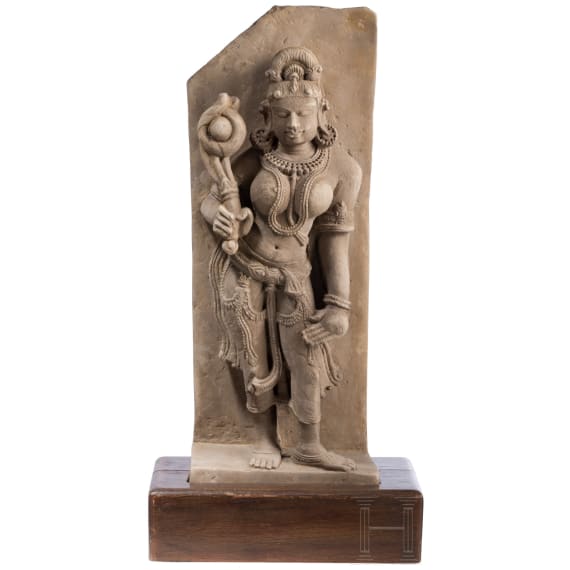 Sandsteinfigur einer weiblichen Gottheit (Dewi Sri?), Indien, wohl 18./19. Jhdt.