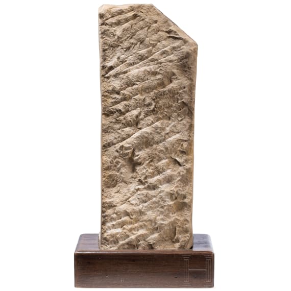 Sandsteinfigur einer weiblichen Gottheit (Dewi Sri?), Indien, wohl 18./19. Jhdt.