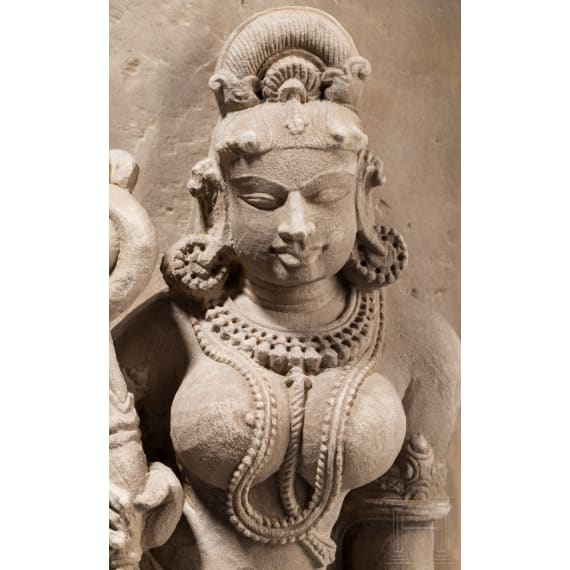 Sandsteinfigur einer weiblichen Gottheit (Dewi Sri?), Indien, wohl 18./19. Jhdt.