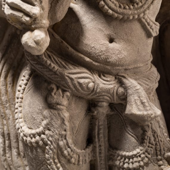 Sandsteinfigur einer weiblichen Gottheit (Dewi Sri?), Indien, wohl 18./19. Jhdt.