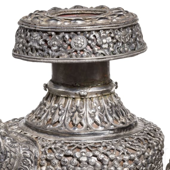 Luxuri&ouml;ses Paar silbermontierter Ritualgef&auml;&szlig;e (Bumpa), Tibet, 19. Jhdt.