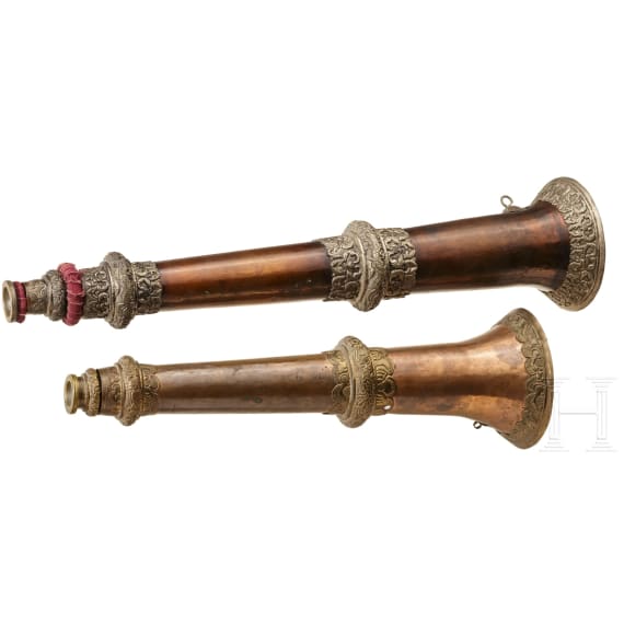 Zwei Tempeltrompeten (Dungchen), Nepal, um 1900
