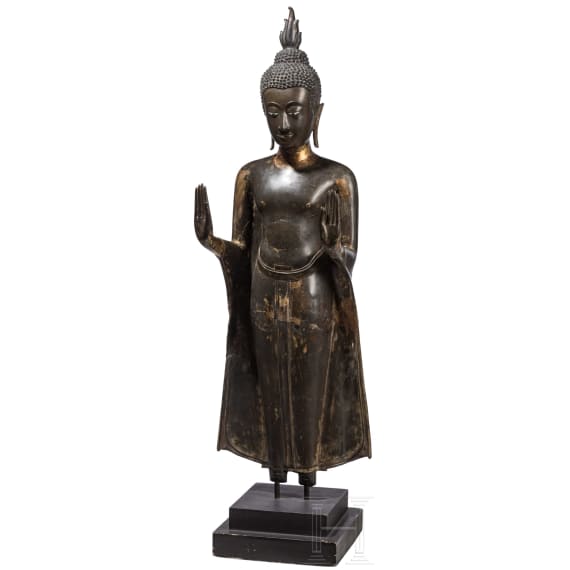 Gro&szlig;e Bronze des stehenden Buddha, Thailand, 18./19. Jhdt.