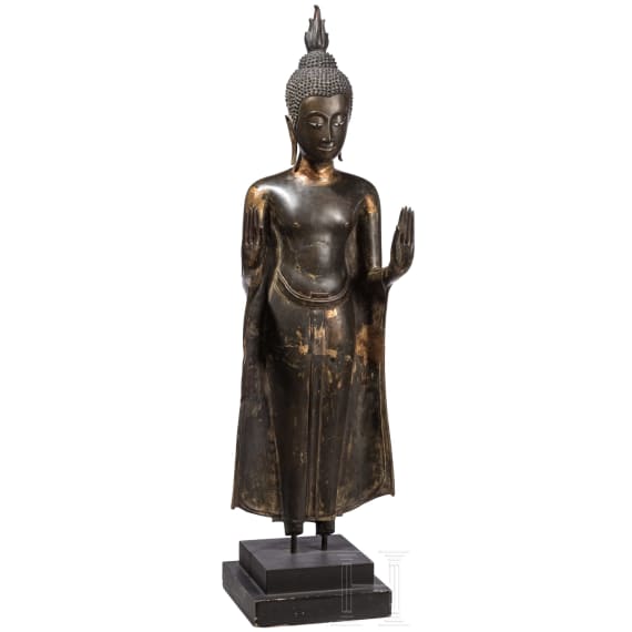 Gro&szlig;e Bronze des stehenden Buddha, Thailand, 18./19. Jhdt.