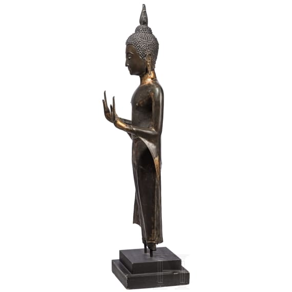 Gro&szlig;e Bronze des stehenden Buddha, Thailand, 18./19. Jhdt.