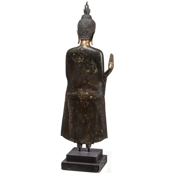 Gro&szlig;e Bronze des stehenden Buddha, Thailand, 18./19. Jhdt.