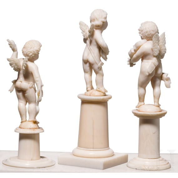 Drei Putti aus Elfenbein, M. Levy, Dieppe, Frankreich, 18. Jhdt.