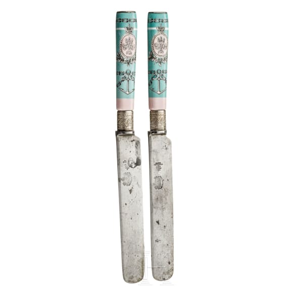 Zwei Messer mit Porzellangriffen aus dem Service der kaiserlichen Yacht "Livadia", Kaiserlich Russische Porzellanmanufaktur, St. Petersburg, um 1870-80