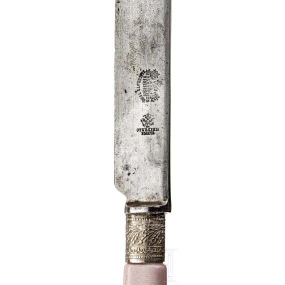 Zwei Messer mit Porzellangriffen aus dem Service der kaiserlichen Yacht "Livadia", Kaiserlich Russische Porzellanmanufaktur, St. Petersburg, um 1870-80