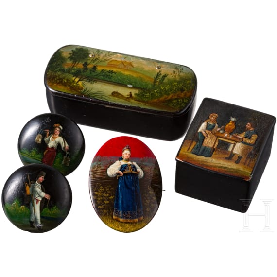 Lack-Manschettenkn&ouml;pfe, Brosche, Briefmarkendose und Schnupftabakdose, Danilowo, Nikolai Lukutin, 1876-82 (ein Teil), Ostaschkowo, Werkstatt Wischnjakow, 1877-82 (zwei Teile)