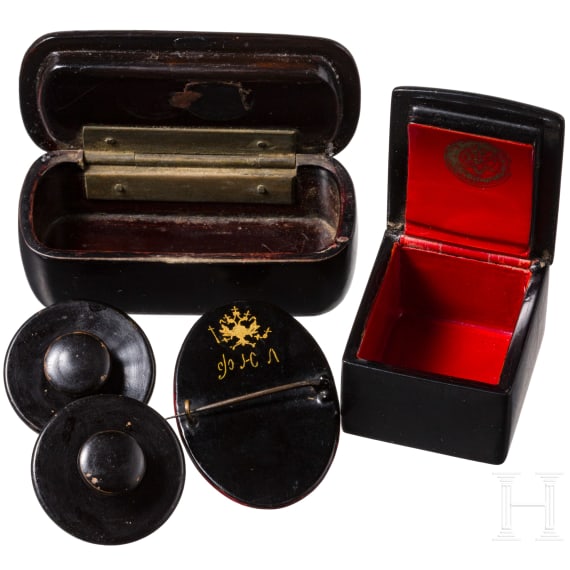 Lack-Manschettenkn&ouml;pfe, Brosche, Briefmarkendose und Schnupftabakdose, Danilowo, Nikolai Lukutin, 1876-82 (ein Teil), Ostaschkowo, Werkstatt Wischnjakow, 1877-82 (zwei Teile)