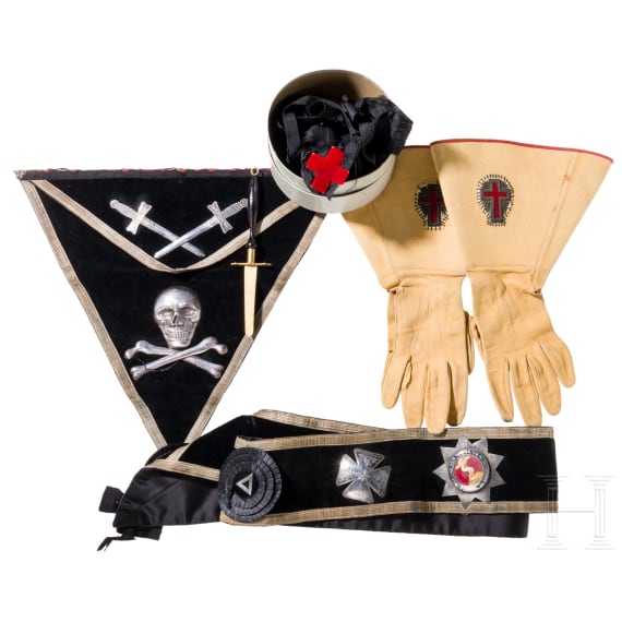 Koffer mit St&uuml;cken der Freimaurertracht, Ames Sword Company, Chicopee/Massachusetts, um 1900