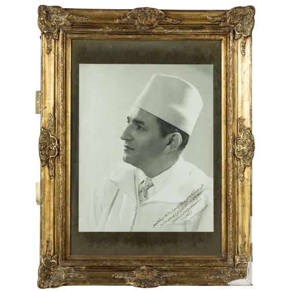 Sultan Mohammed V. von Marokko - gro&szlig;formatiges Portraitfoto mit Widmung