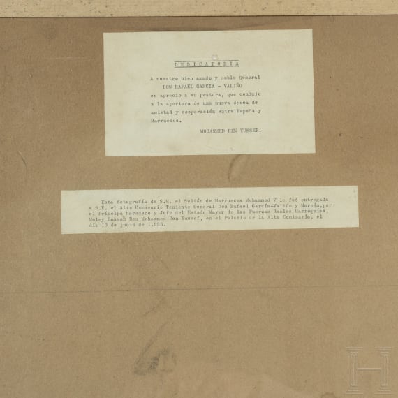 Sultan Mohammed V. von Marokko - gro&szlig;formatiges Portraitfoto mit Widmung