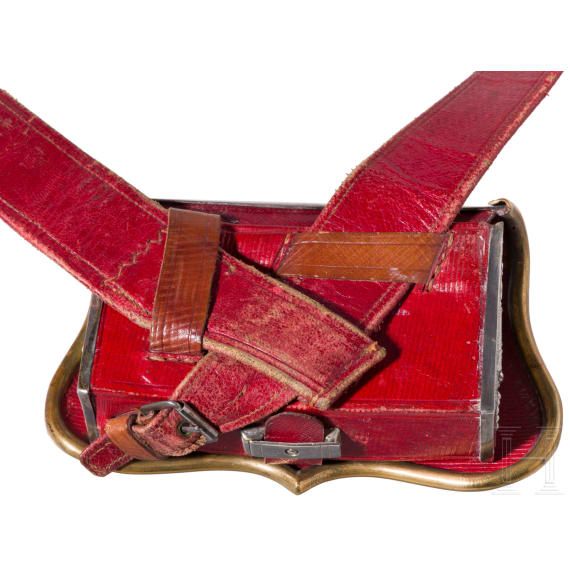 Kartusche, Ledertasche, Silberdose und Geh&auml;ngeteile