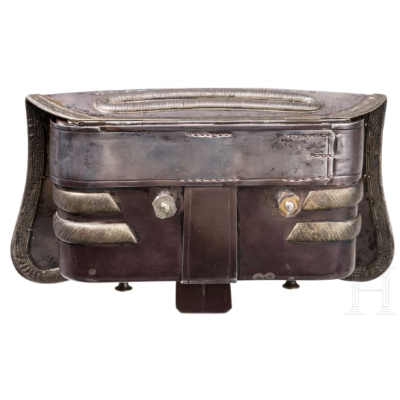 Bedeutender silberner Kartuschkasten als Ehrengeschenk an Gro&szlig;f&uuml;rst Mikhail Nikolaevitch Romanov von Kommandeuren der 2. Leibgarde-Artillerie-Brigade zu Pferd, Russland, datiert 1885