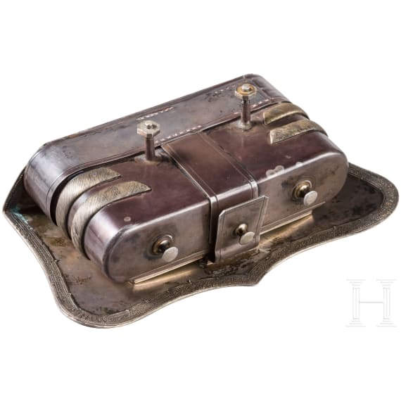 Bedeutender silberner Kartuschkasten als Ehrengeschenk an Gro&szlig;f&uuml;rst Mikhail Nikolaevitch Romanov von Kommandeuren der 2. Leibgarde-Artillerie-Brigade zu Pferd, Russland, datiert 1885