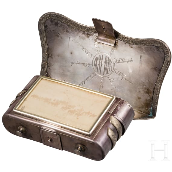Bedeutender silberner Kartuschkasten als Ehrengeschenk an Gro&szlig;f&uuml;rst Mikhail Nikolaevitch Romanov von Kommandeuren der 2. Leibgarde-Artillerie-Brigade zu Pferd, Russland, datiert 1885