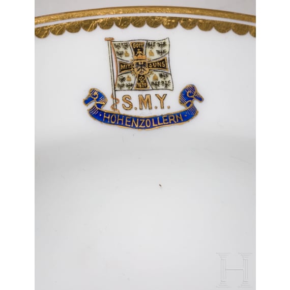 Kaiser Wilhelm II. - Teller, Teekanne und Sahnekanne aus dem Bordservice der kaiserlichen Yacht "S.M.Y. Hohenzollern", KPM Berlin