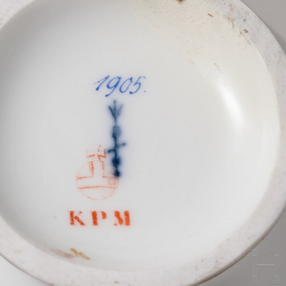 Kaiser Wilhelm II. - Teller, Teekanne und Sahnekanne aus dem Bordservice der kaiserlichen Yacht "S.M.Y. Hohenzollern", KPM Berlin