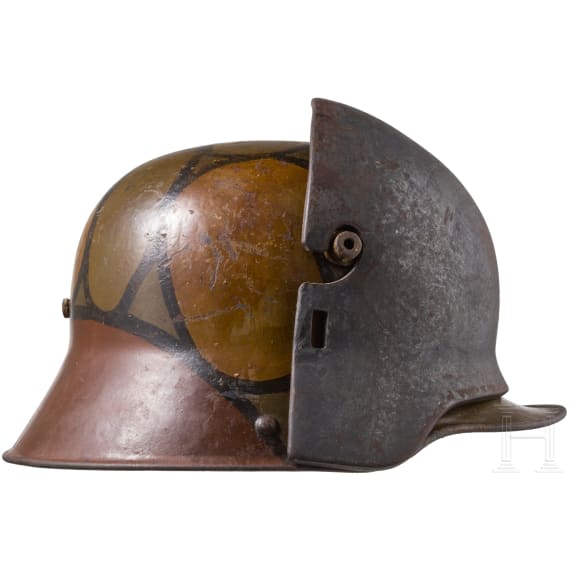 Stahlhelm M16 mit Tarnanstrich und Stirnschutzplatte