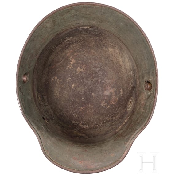 Stahlhelm M16 mit Tarnanstrich und Stirnschutzplatte