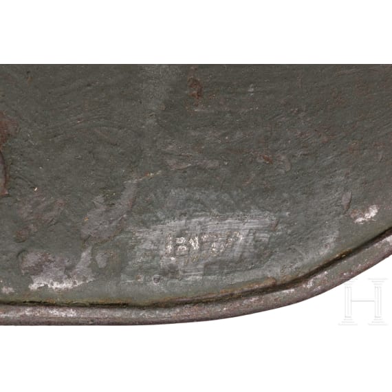 Stahlhelm M16 mit Tarnanstrich und Stirnschutzplatte
