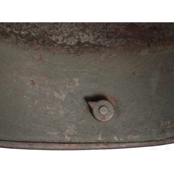 Stahlhelm M16 mit Tarnanstrich und Stirnschutzplatte