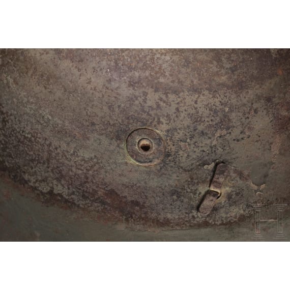 Stahlhelm M16 mit Tarnanstrich und Stirnschutzplatte