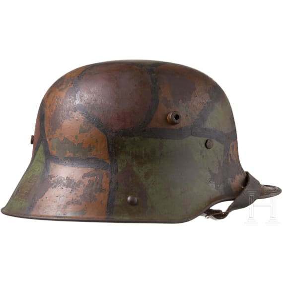 Stahlhelm M 16 mit Tarnanstrich und MG-Abzeichen