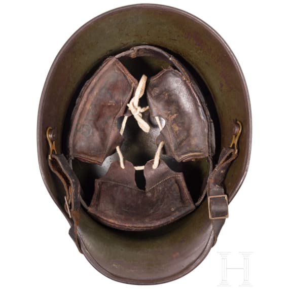 Stahlhelm M 16 mit Tarnanstrich und MG-Abzeichen