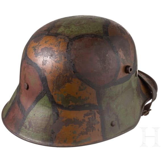 Stahlhelm M 16 mit Tarnanstrich und MG-Abzeichen