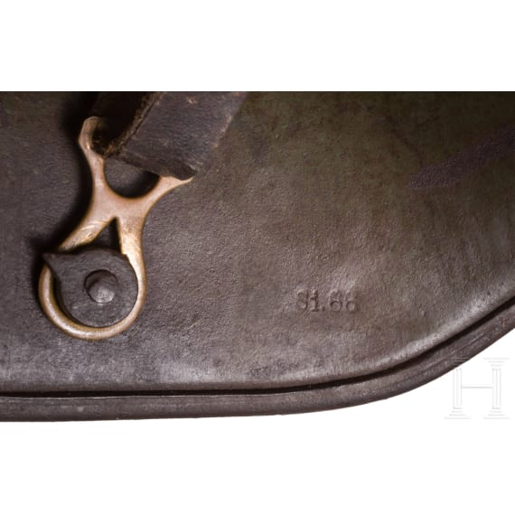 Stahlhelm M 16 mit Tarnanstrich und MG-Abzeichen
