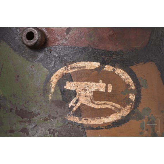 Stahlhelm M 16 mit Tarnanstrich und MG-Abzeichen