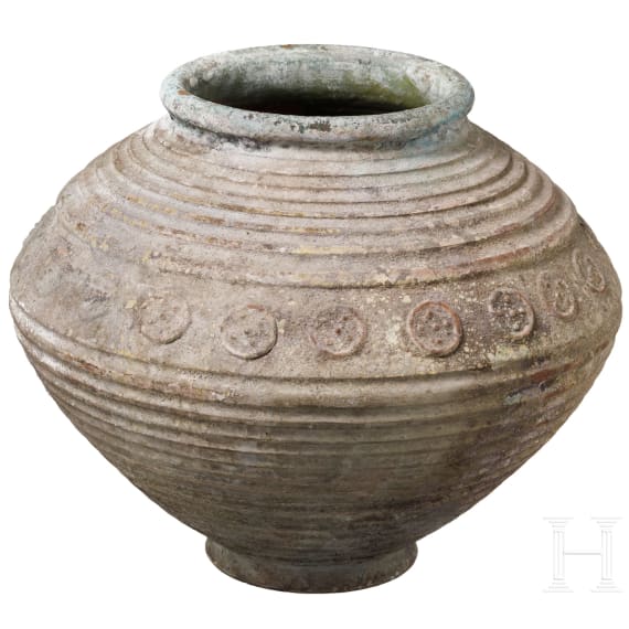 An early Islamic ceramic pot, 10th century