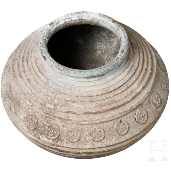 An early Islamic ceramic pot, 10th century